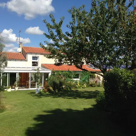 Chez Pierre Et Caroline 3* 莱塞比耶